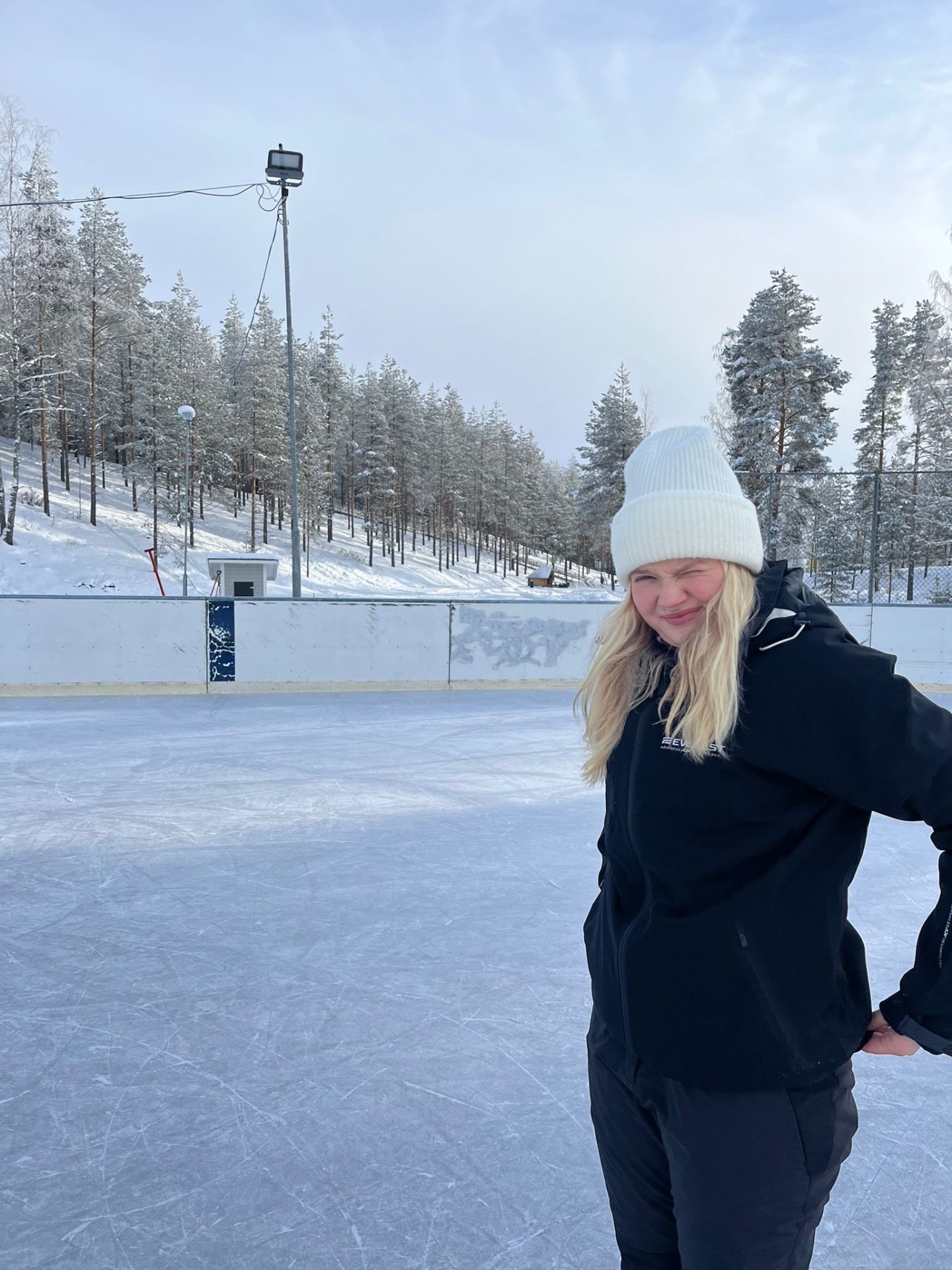 Mia Pulkkinen talvisessa maisemassa